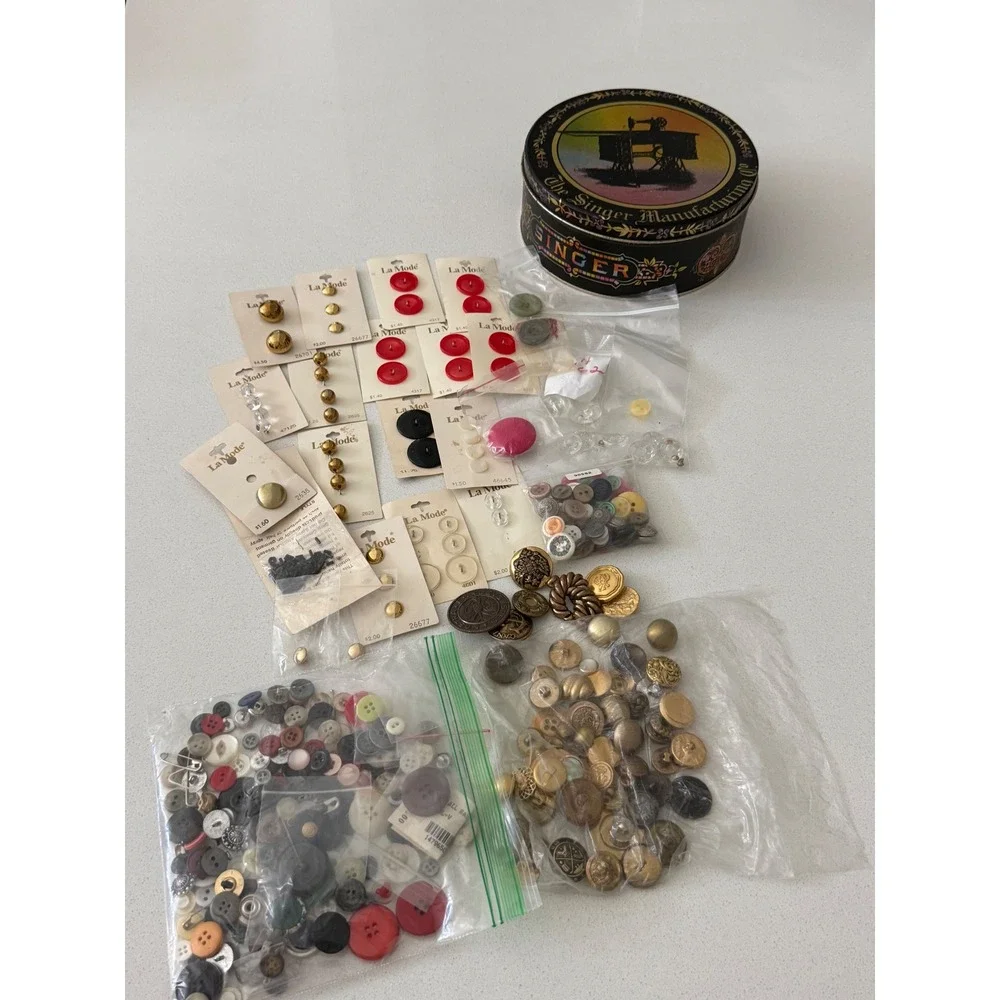 Vintage Singer Sewing Tin with Large Mixed Lot La Mode and Loose Buttons